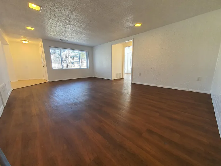 1137 Lloyd Dr — Photo 2