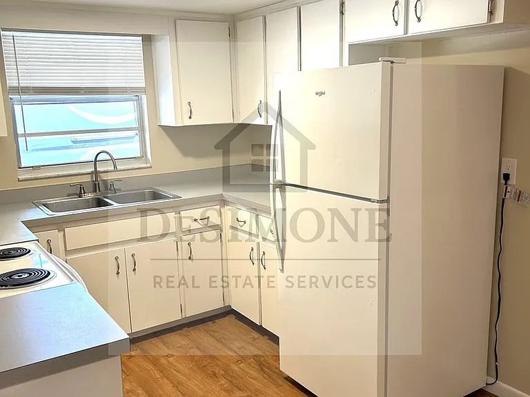 906 NE 3rd St — Photo 2