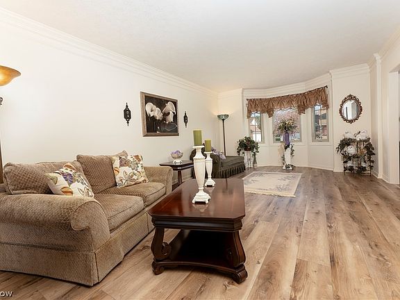 4th image of 2694 Saint Albans Cir NW