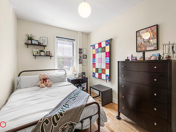 4th image of 308 Bedford Ave #2L