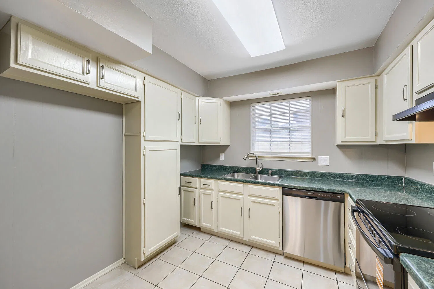 3 bed, 1392 sqft, $1,950 — Photo 4