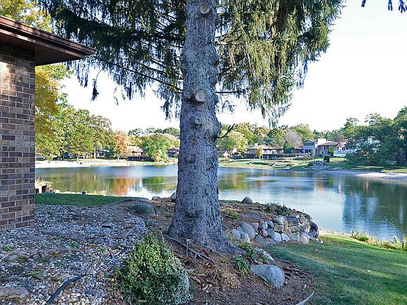 3rd image of 1182 Lakeside Dr S
