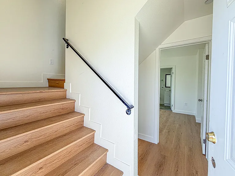 423 E 31st St — Photo 59