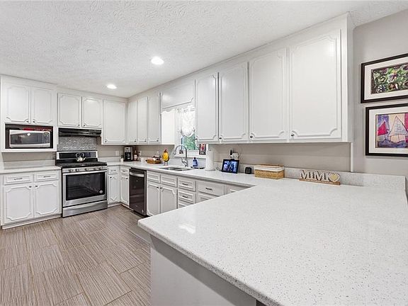 3rd image of 426 Green Ridge Rd SE