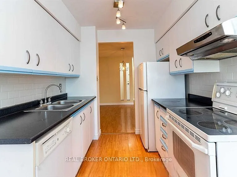633 Bay St #2021 — Photo 10