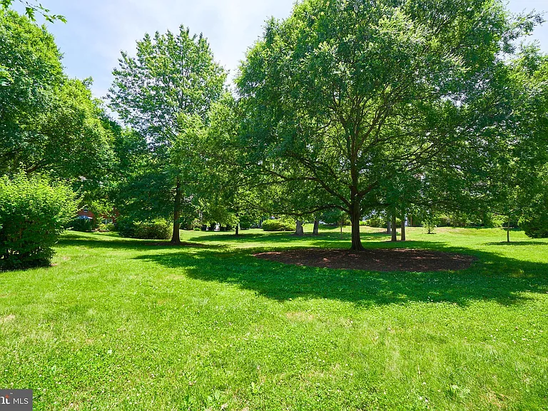 1553 Mount Eagle Pl — Photo 30