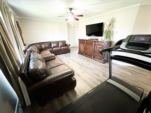 4th image of 909 Baethge Blvd