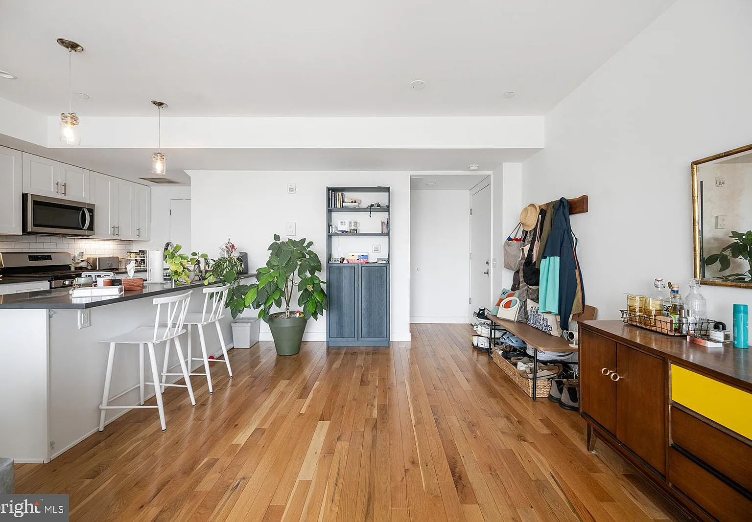 2 bed, 1040 sqft, $2,400 — Photo 3