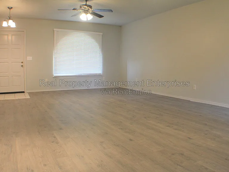 10904 N Florida Ave — Photo 2