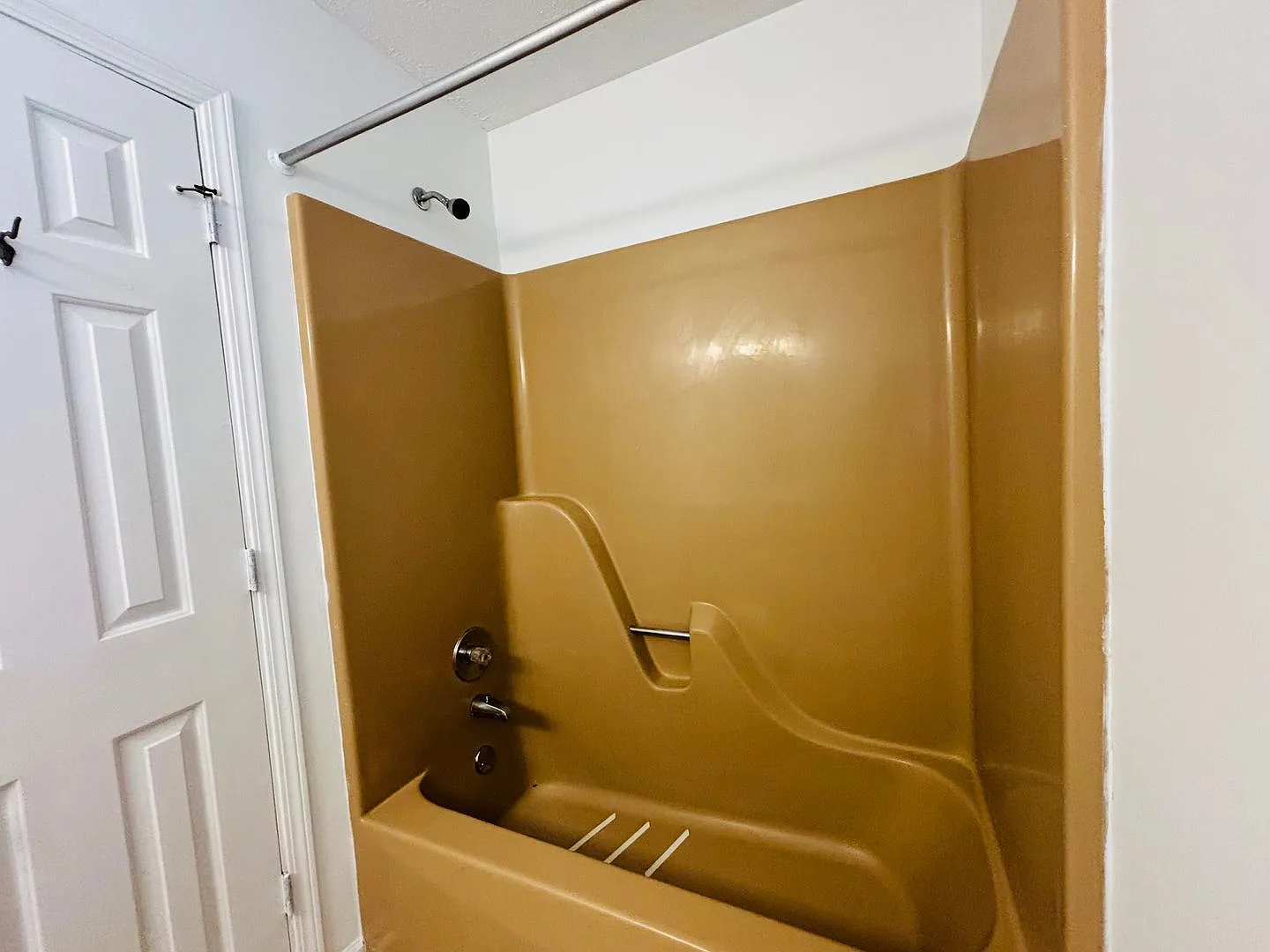 5 Bedroom, 3 Bath House with a 2-car garage — Photo 4