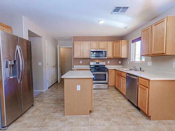 3rd image of 939 E Stronghold Canyon Ln