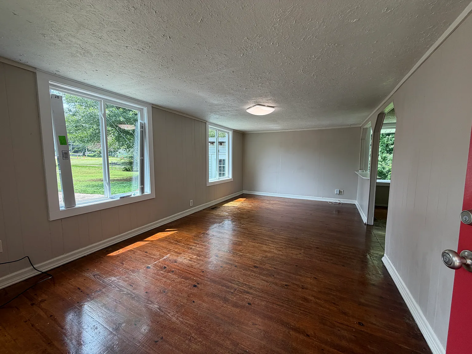 3 bed, 960 sqft, $1,300 — Photo 3