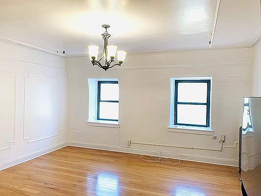 3rd image of 558 Washington Ave APT 7