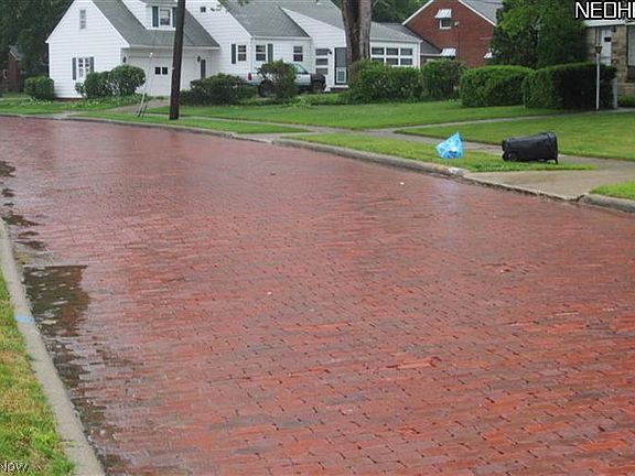 2nd image of 27421 Parkwood Dr SE