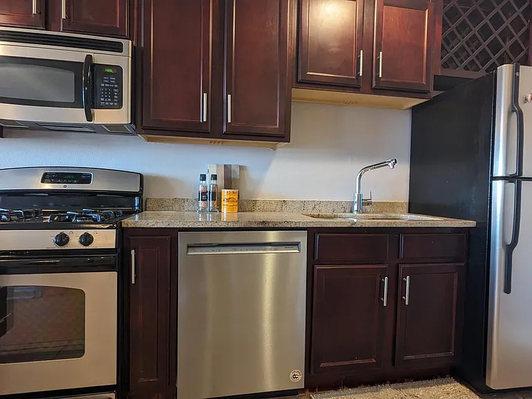 700 E 8th St #7L — Photo 3