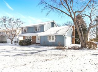 204 Greentree Pkwy, Libertyville, IL 60048