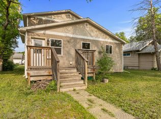 305 6th St NW, Minot, ND 58703