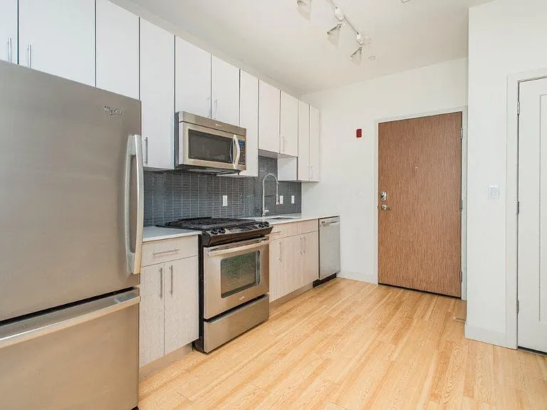 West Square Apartments — Photo 28