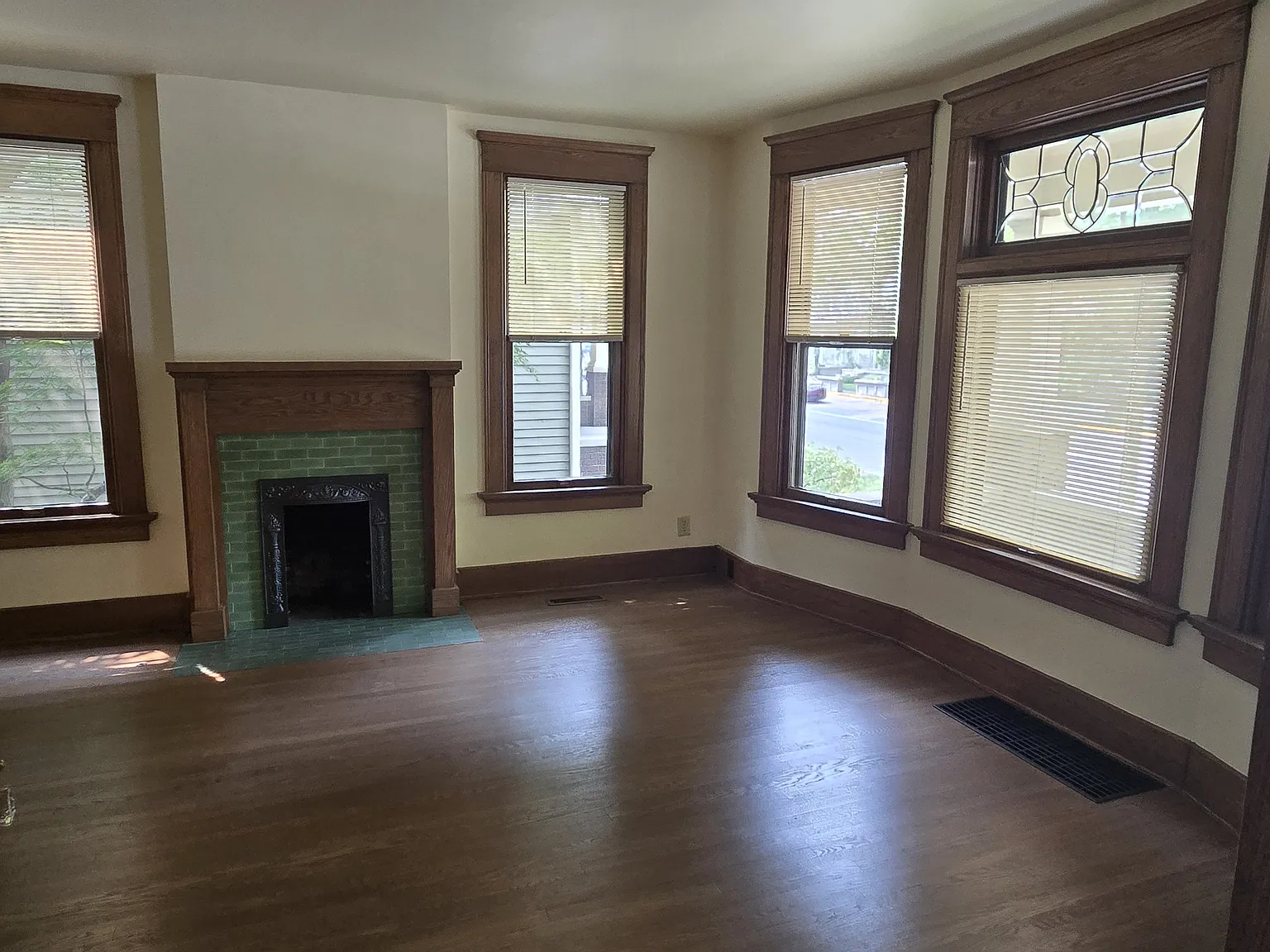 1 bed, 950 sqft, $1,150 — Photo 3