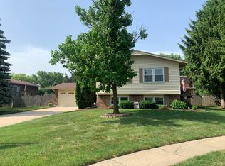 2 Pinecrest Ct, Bolingbrook, IL 60440