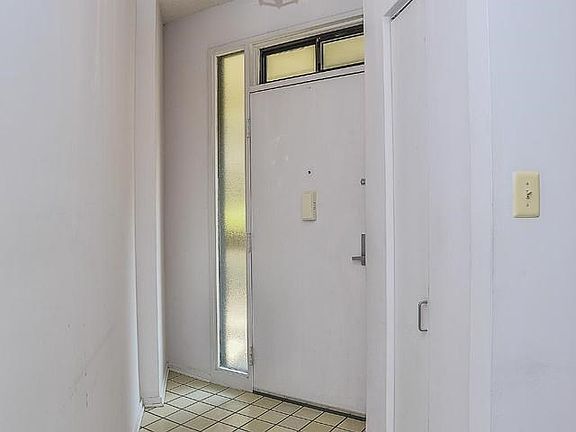 Entrance with coat closet