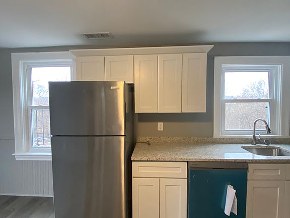 5th image of 652 Manton Ave #2L