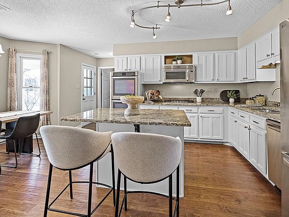 5th image of 1105 Winrose Dr
