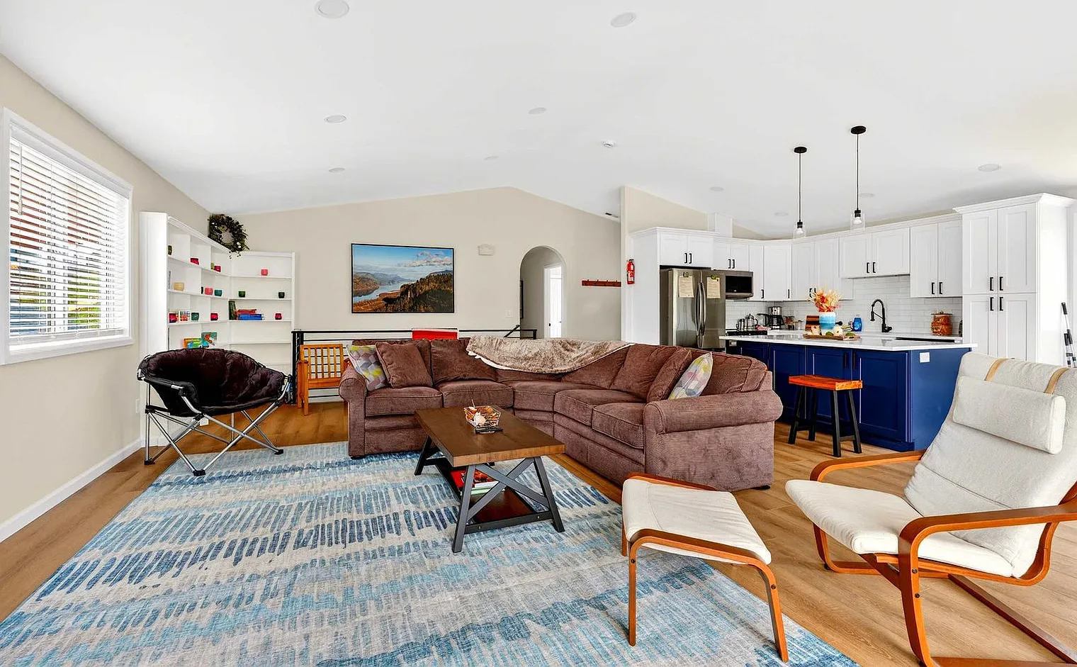 3 bed, 2.0 bath, 2497 sqft, $7,860 — Photo 2