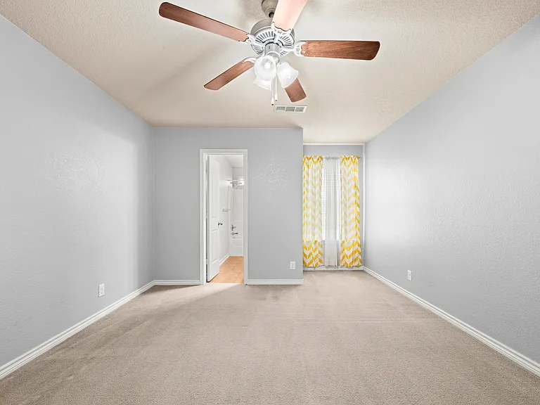 3rd bedroom w/full bathroom