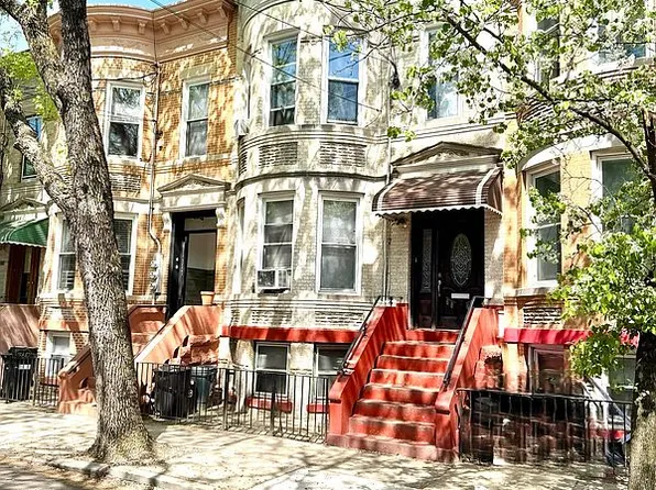 6067 68th Ave, Ridgewood, NY 11385