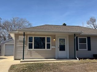 3731 Oakland Rd NE, Cedar Rapids, IA 52402