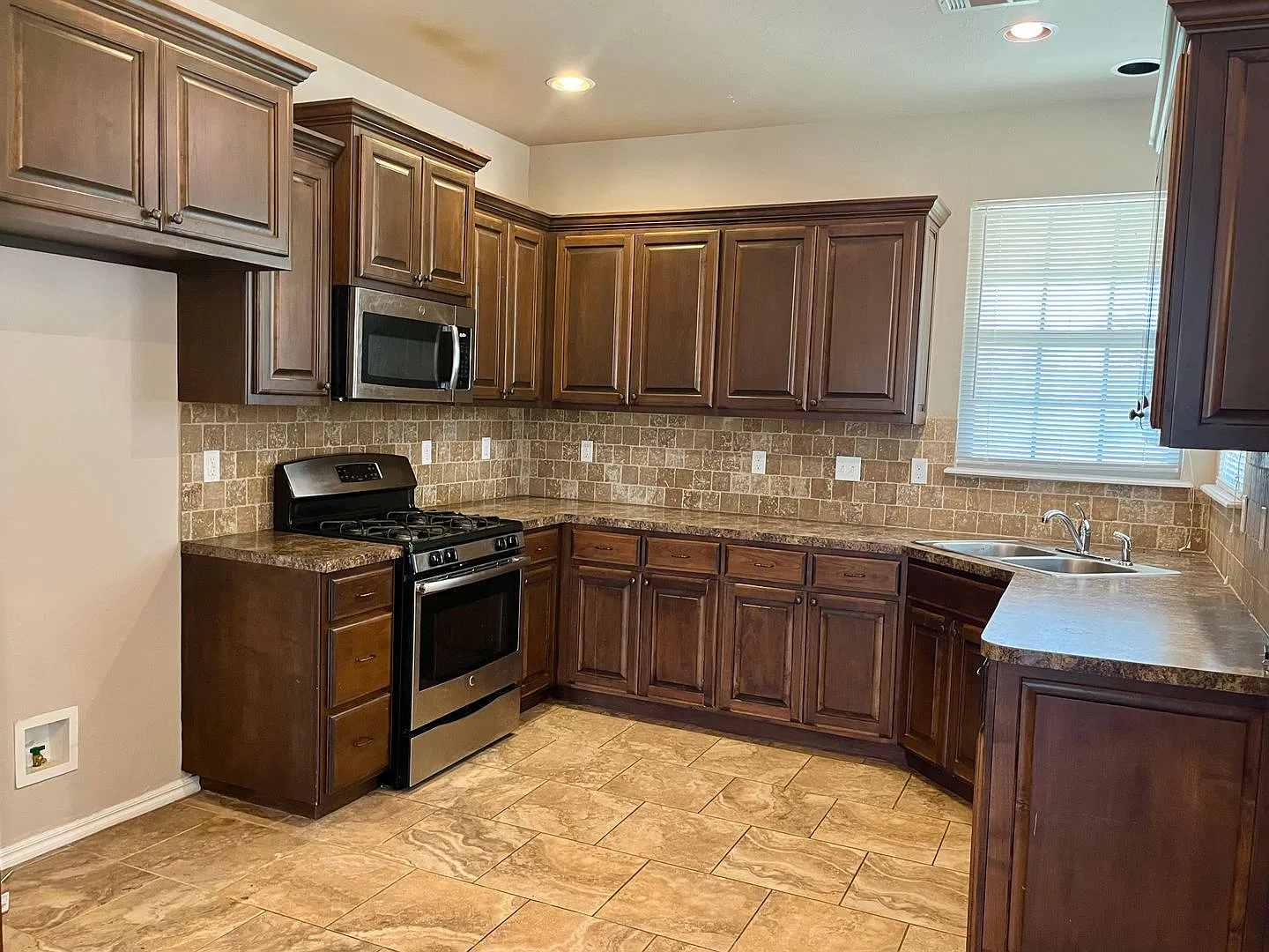 Gorgeous 3 Bed, 2.5 Bath in Surrey Hills — Photo 4