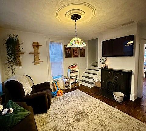 4th image of 133 Arnold Ave