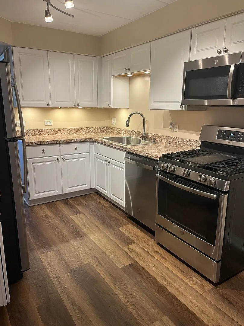 2 bed, 900 sqft, $1,600 — Photo 4