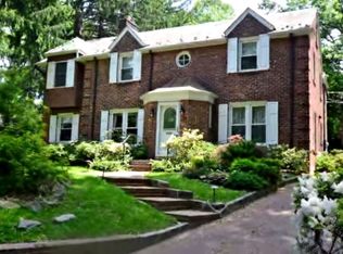 17 Longview Pl, Great Neck, NY 11021