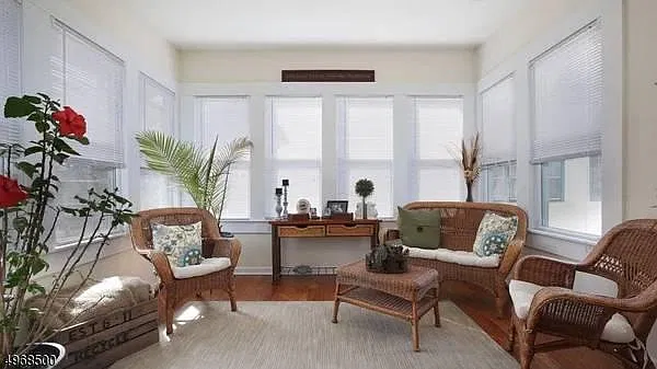 16 Willow Ave — Photo 4