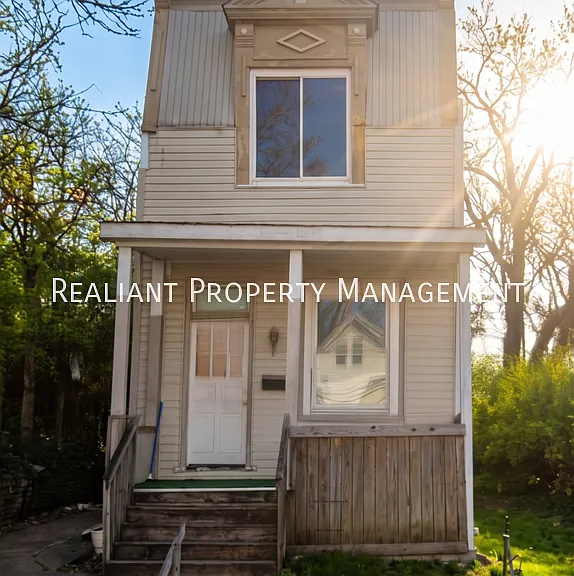 1030 Considine Ave — Photo 1
