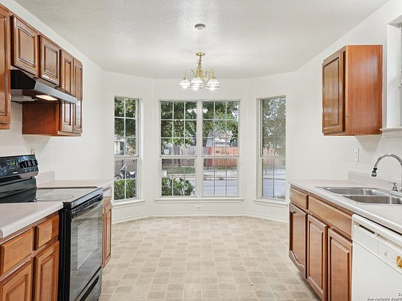 4th image of 810 CANYON RIDGE DR
