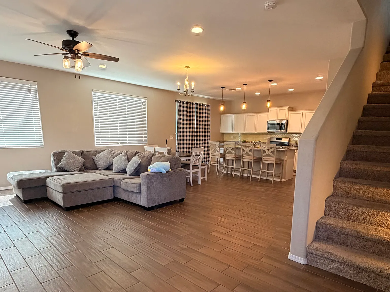 4 bed, 2.5 bath, 2185 sqft, $4,700 — Photo 1