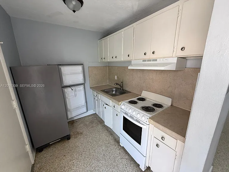 990 SW 4th St #6 — Photo 6