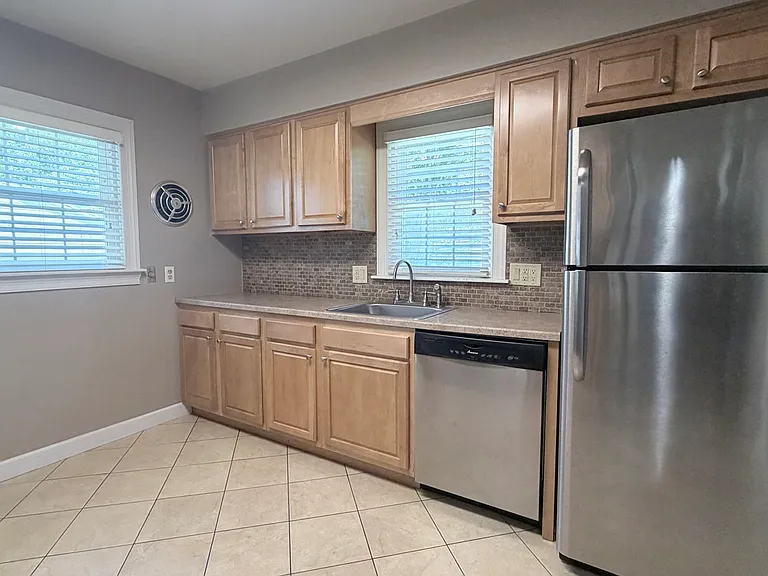 555 S Ruston Ave — Photo 8