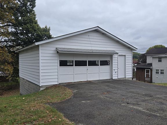 3rd image of 10 Coolspring Ave