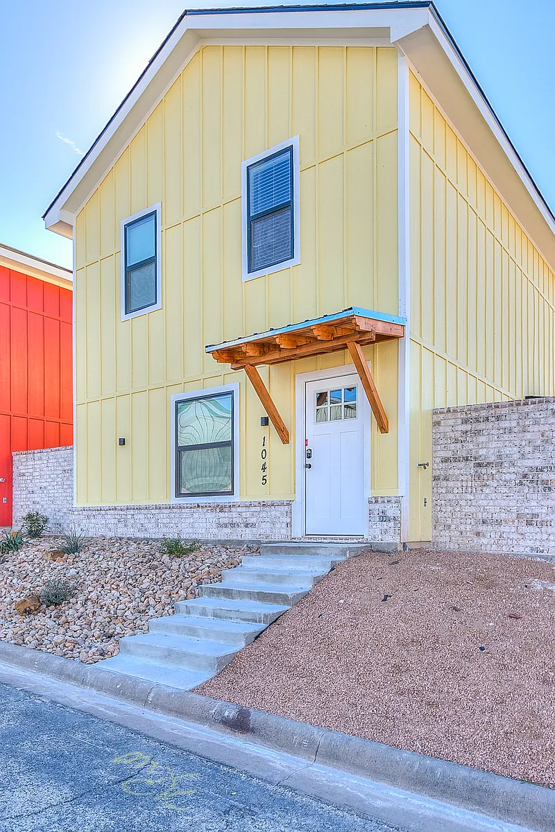 Building Photo - 1045 Holiday Dr