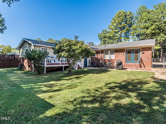 4th image of 705 Lakeside Dr