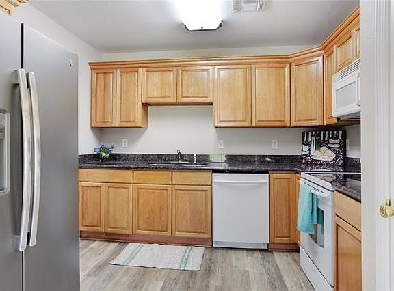 5th image of 409 Pelican Ln