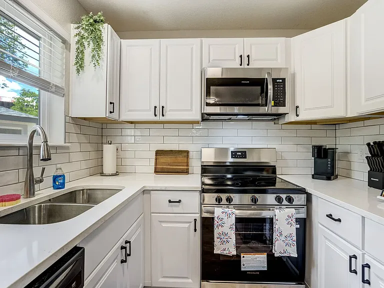 985 Apollo Ct — Photo 25