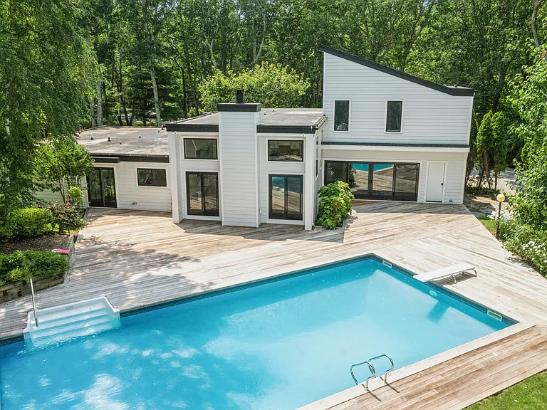 10 Woodland Ct — Photo 1