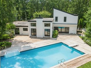 10 Woodland Ct, Southampton, NY 11968