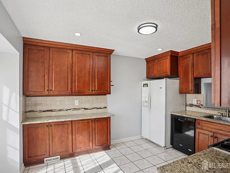 204 Hampshire Ct — Photo 8
