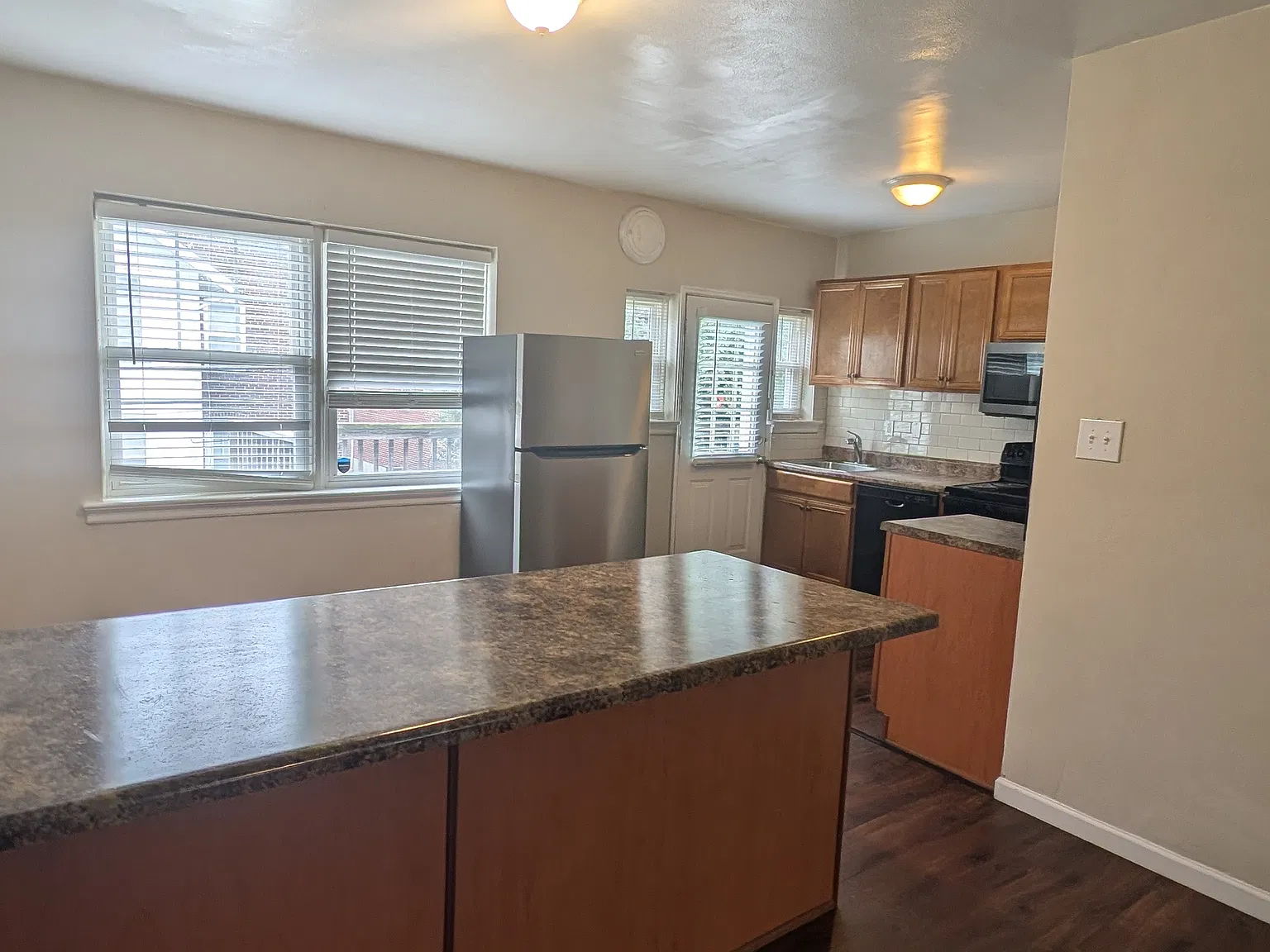 3 bed, 1200 sqft, $1,375 — Photo 4